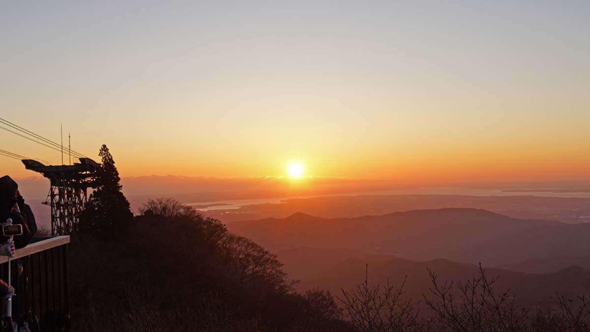 2025年1月1日の筑波山ロープウェイの女体山駅のスカイデッキ2983の初日の出景観写真